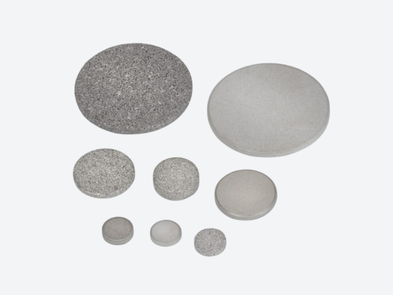 Sintered porous metal disc filter element for gas and liquid filtration