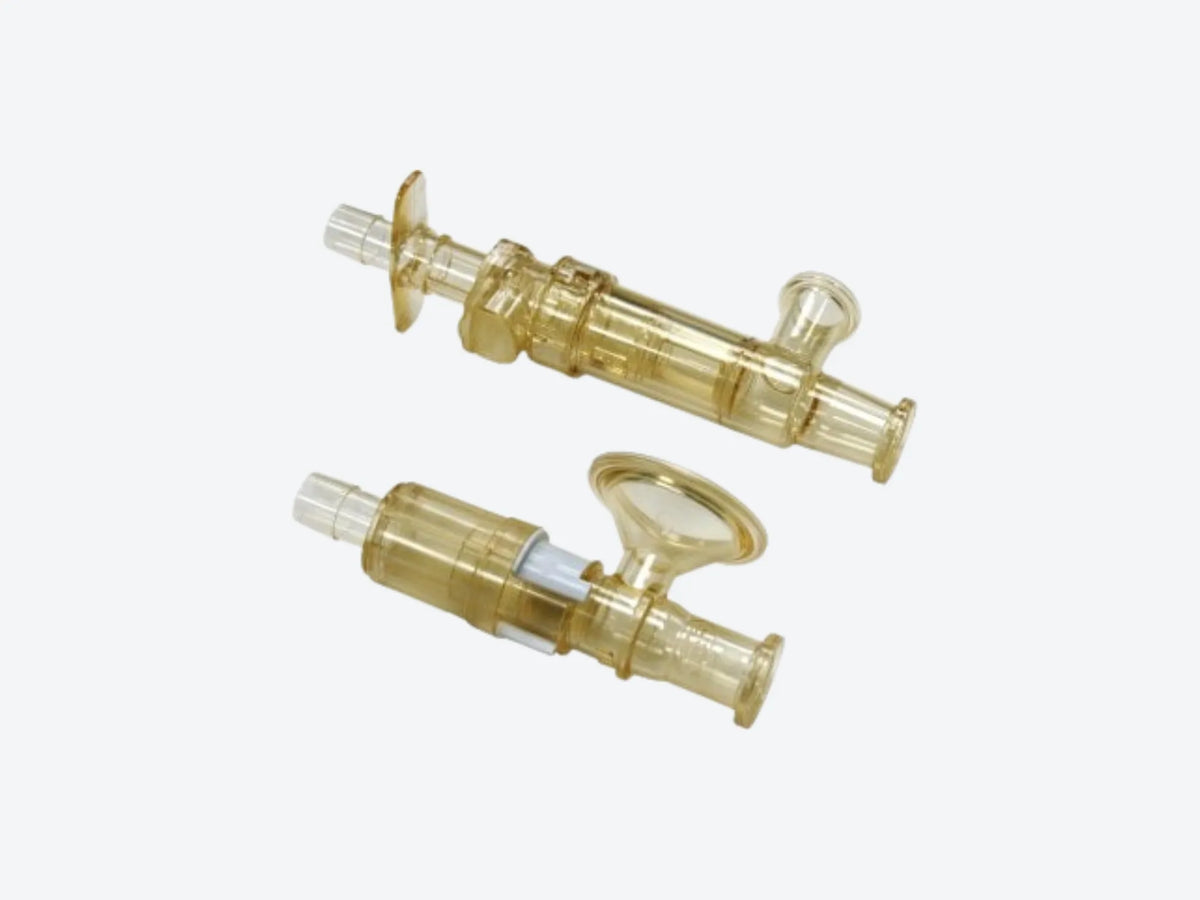Steam-compatible connector between stainless steel equipment and a single-use assembly